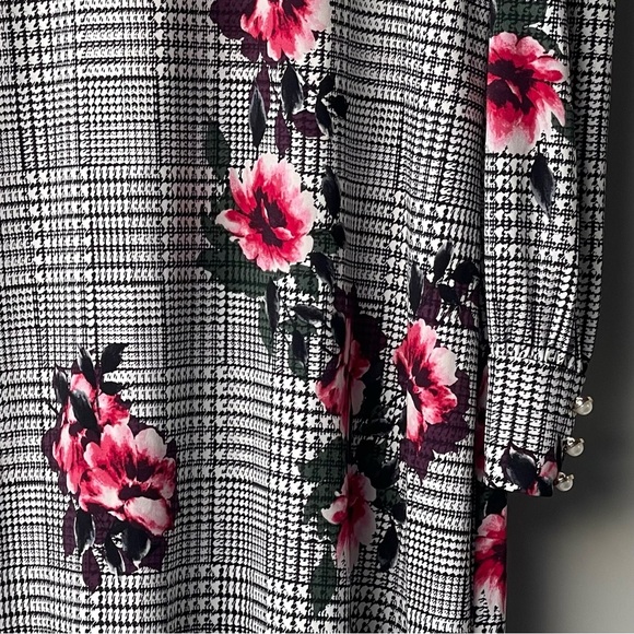 Elegant Ivanka Trump Dress with Floral Accents - Picture 3 of 8